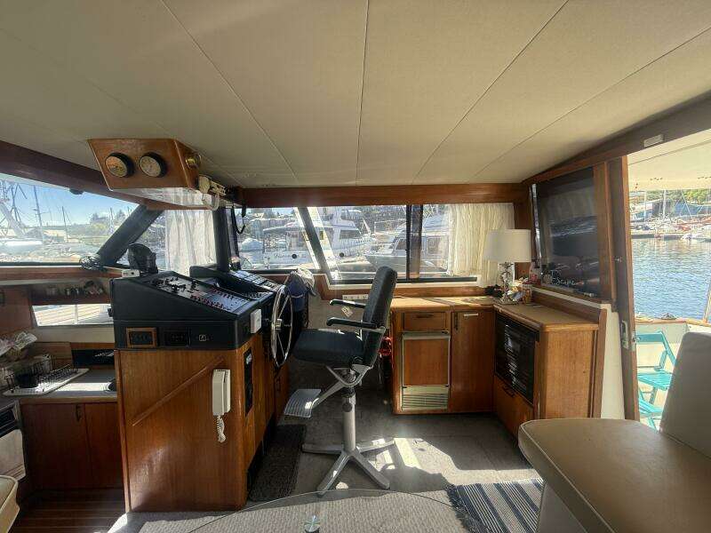 Shelter Belle 38ft Bayliner Yacht For Sale