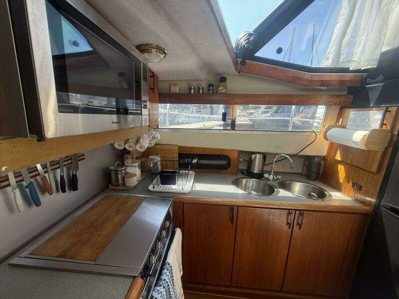 Shelter Belle 38ft Bayliner Yacht For Sale