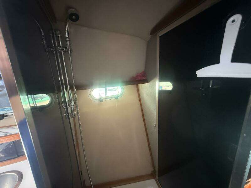 Shelter Belle 38ft Bayliner Yacht For Sale