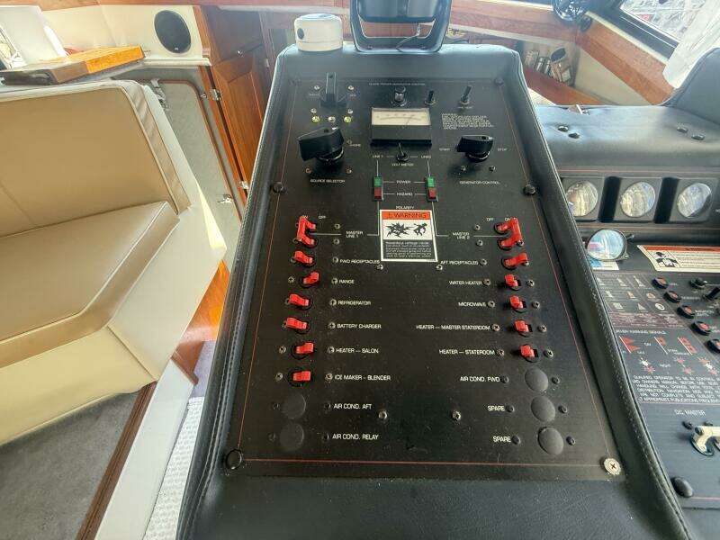 Shelter Belle 38ft Bayliner Yacht For Sale