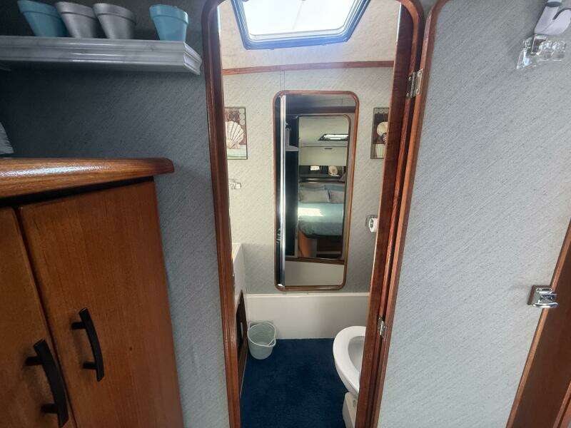 Shelter Belle 38ft Bayliner Yacht For Sale