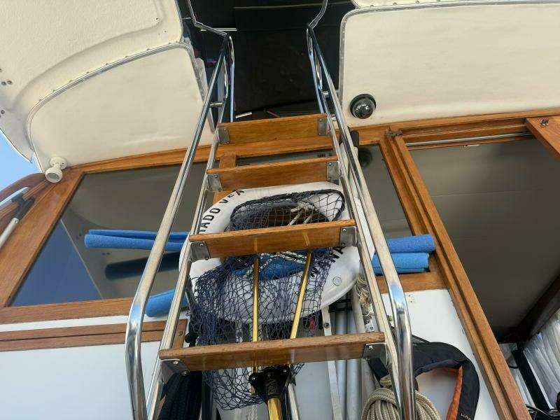 Shelter Belle 38ft Bayliner Yacht For Sale