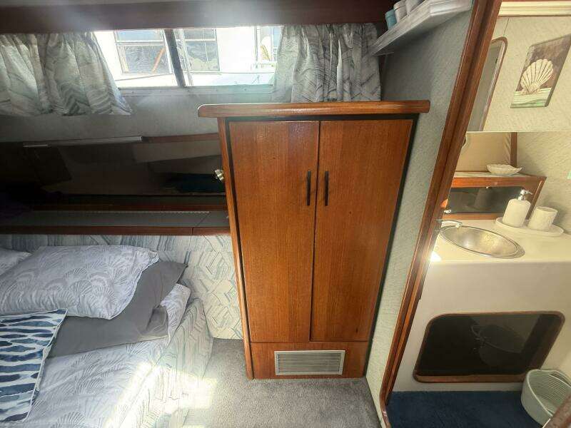 Shelter Belle 38ft Bayliner Yacht For Sale
