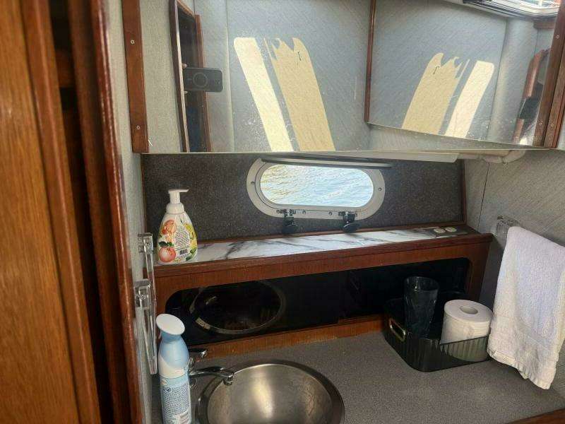 Shelter Belle 38ft Bayliner Yacht For Sale