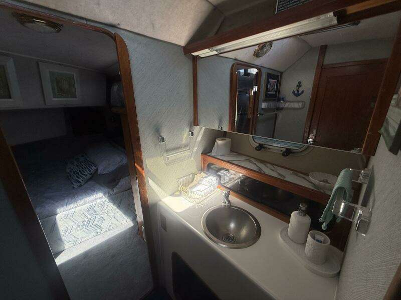Shelter Belle 38ft Bayliner Yacht For Sale