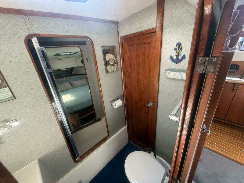 Shelter Belle 38ft Bayliner Yacht For Sale