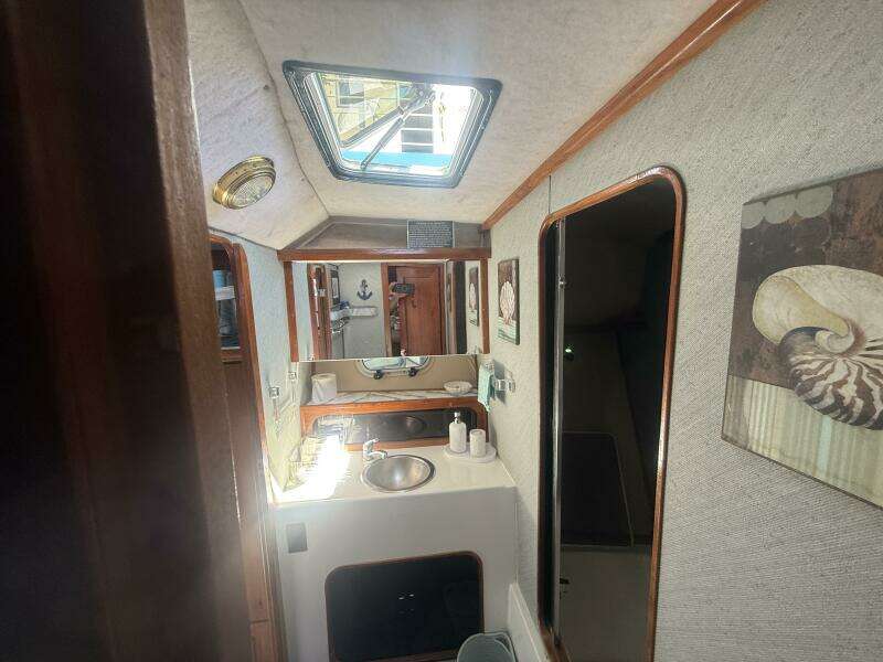 Shelter Belle 38ft Bayliner Yacht For Sale