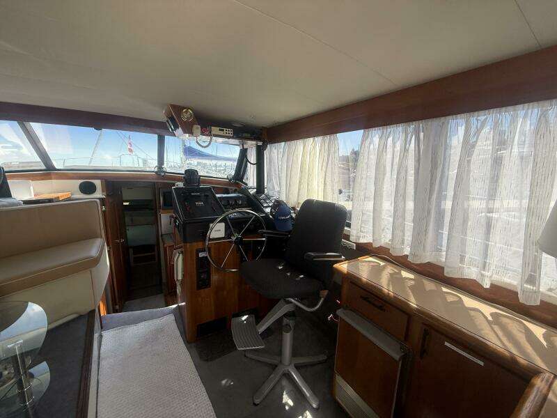 Shelter Belle 38ft Bayliner Yacht For Sale