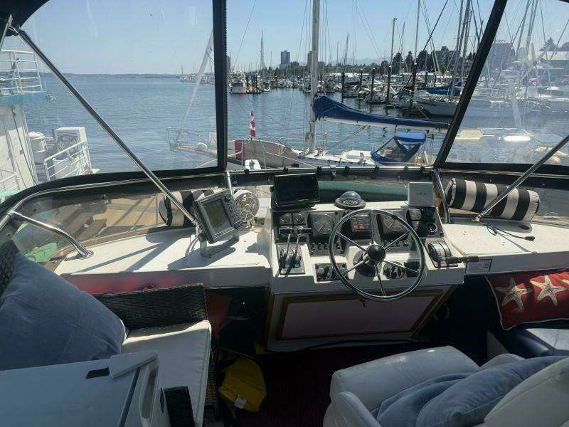 Shelter Belle 38ft Bayliner Yacht For Sale