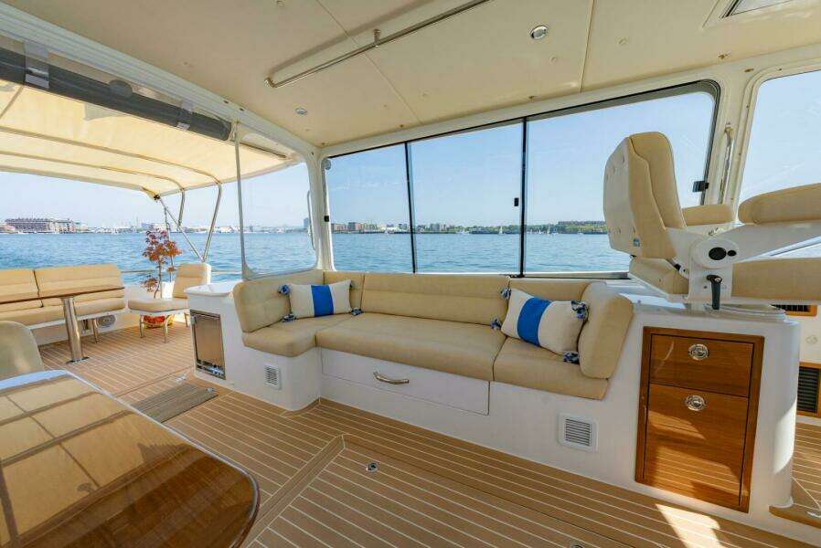 Port Upper Salon With Port Helm Seat And Drawers