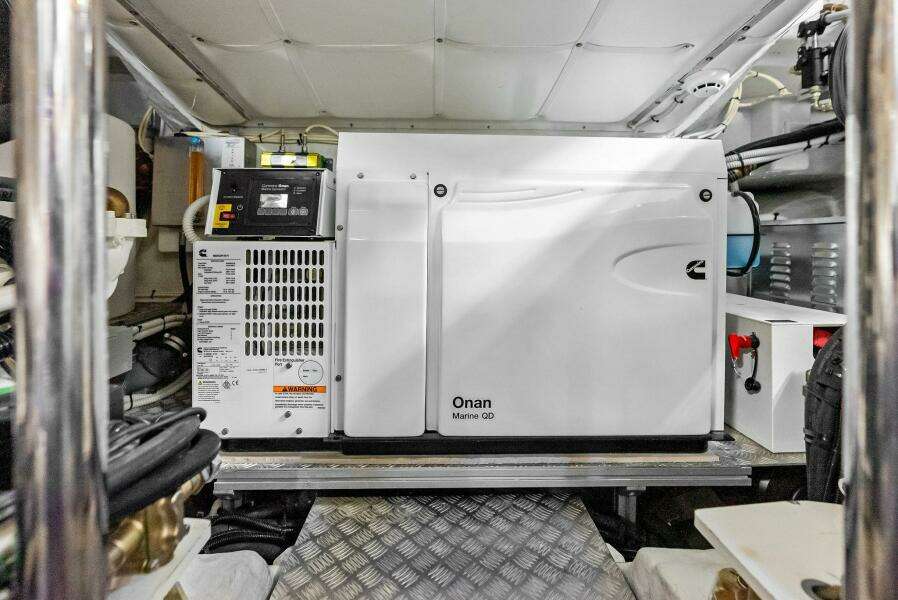 2024 Pershing 6X Engine Room