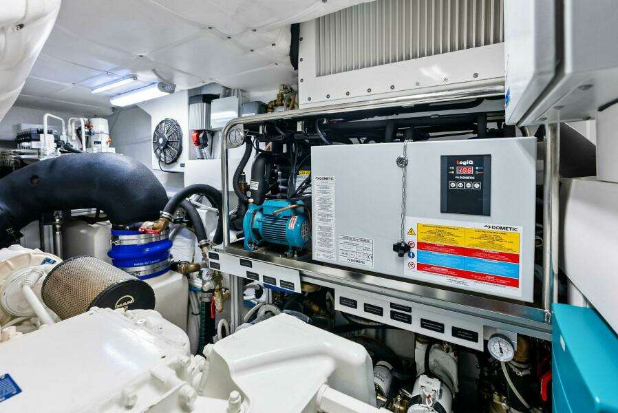2024 Pershing 6X Engine Room