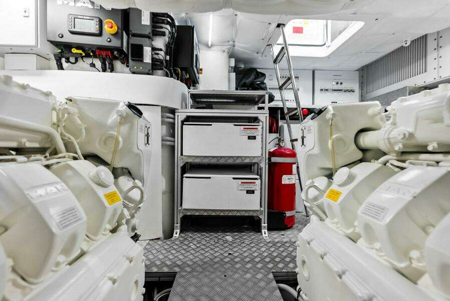 2024 Pershing 6X Engine Room