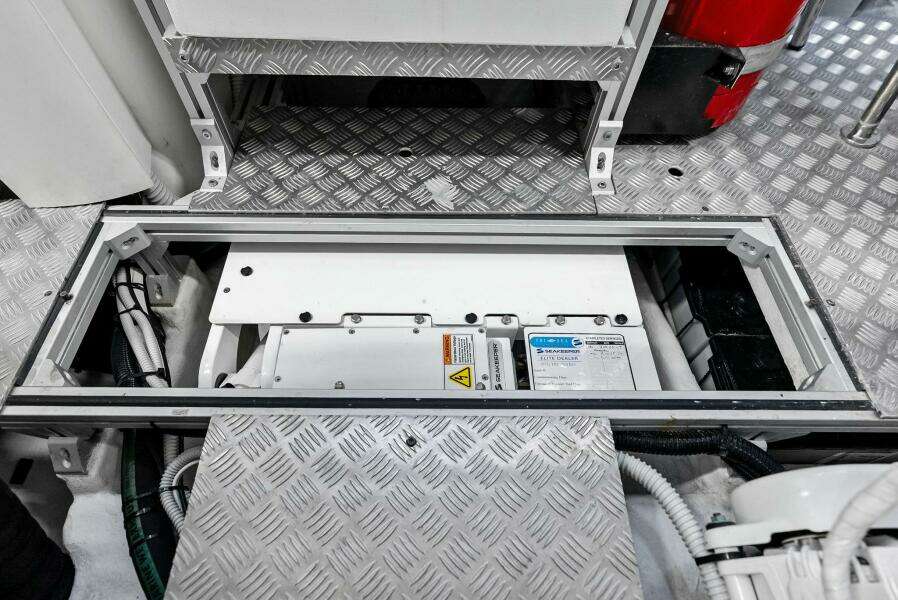2024 Pershing 6X Engine Room