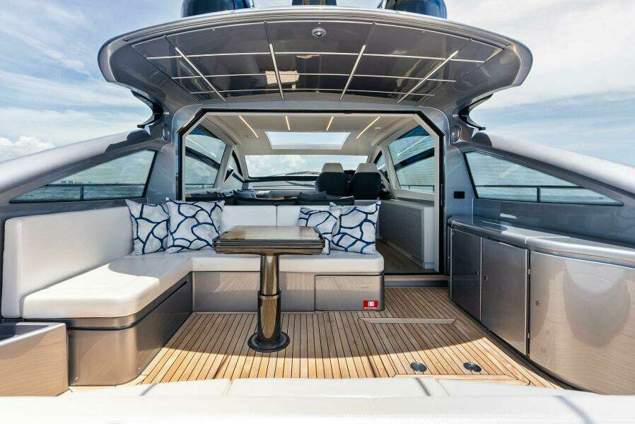 2024 Pershing 6X Salon