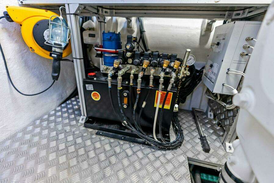 2024 Pershing 6X Engine Room