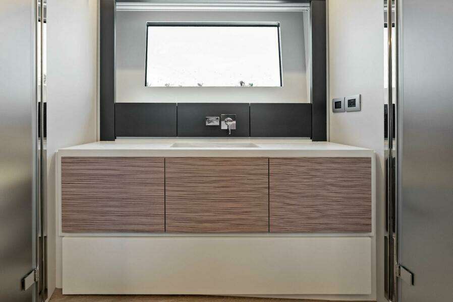 2024 Pershing 6X Master Stateroom