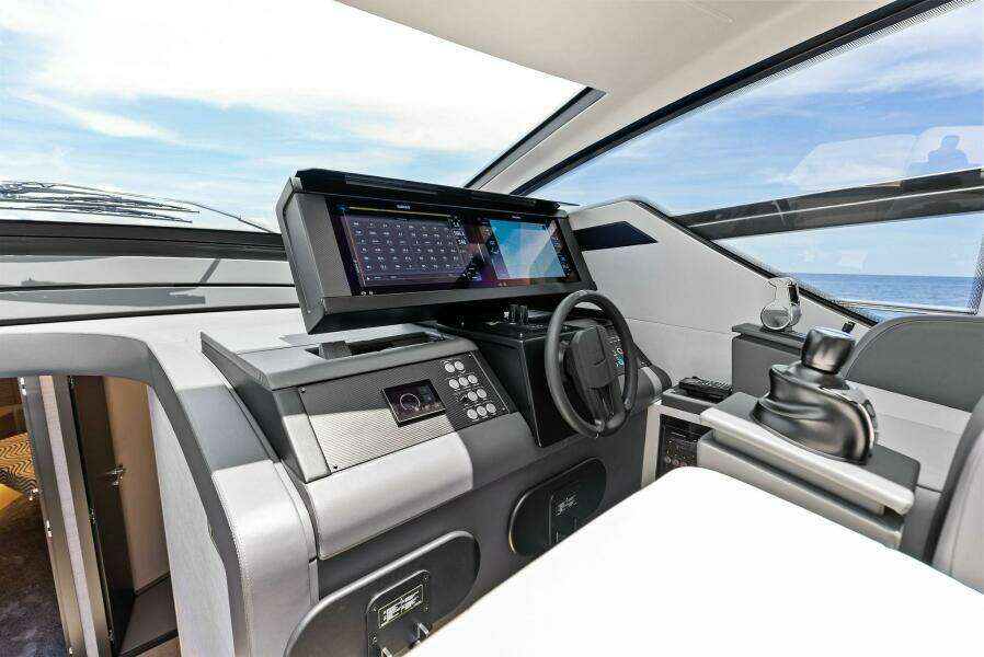 2024 Pershing 6X Helm