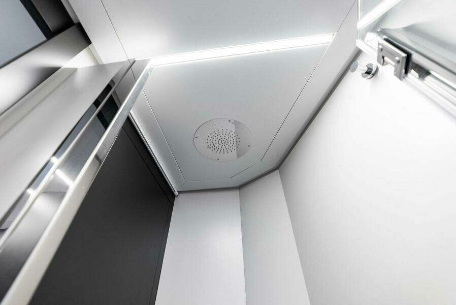 2024 Pershing 6X VIP Shower