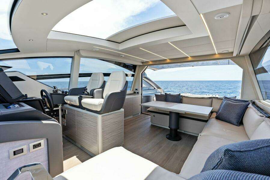 2024 Pershing 6X Helm