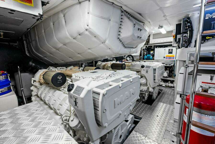 2024 Pershing 6X Engine Room