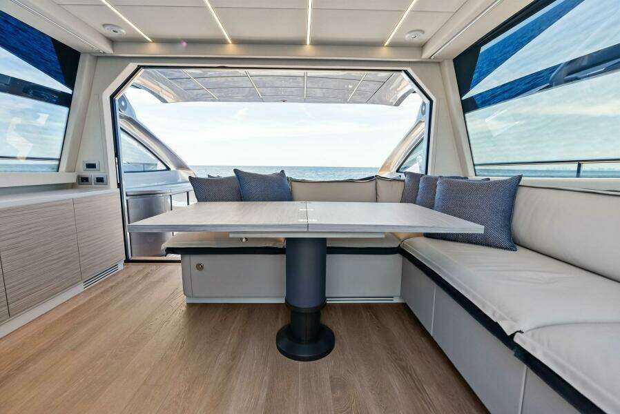 2024 Pershing 6X Dinette