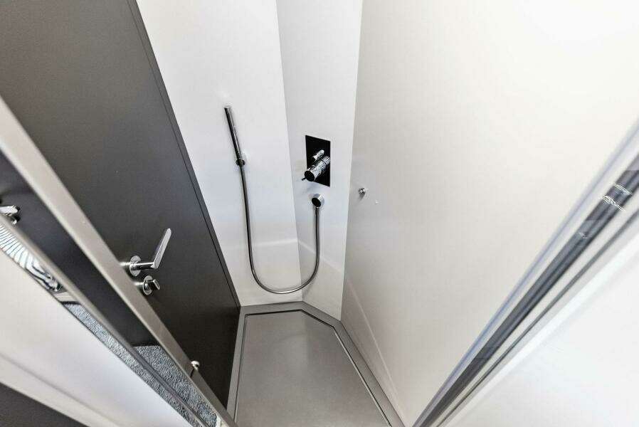2024 Pershing 6X VIP Shower