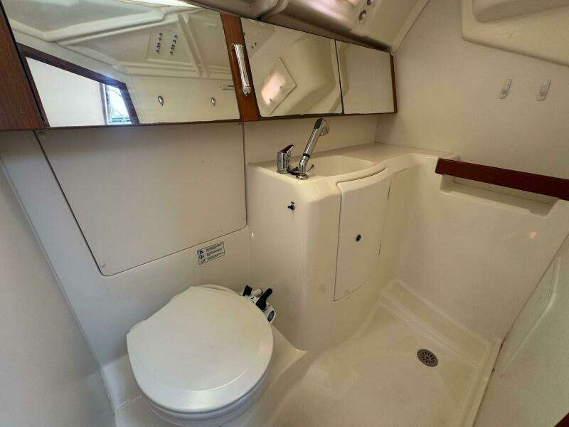 Mauri Jo 33ft Beneteau Yacht For Sale