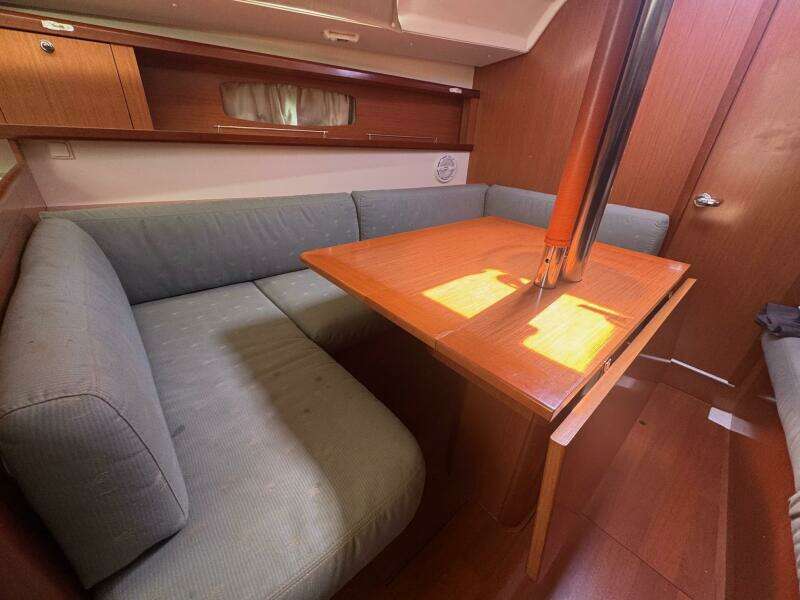Mauri Jo 33ft Beneteau Yacht For Sale