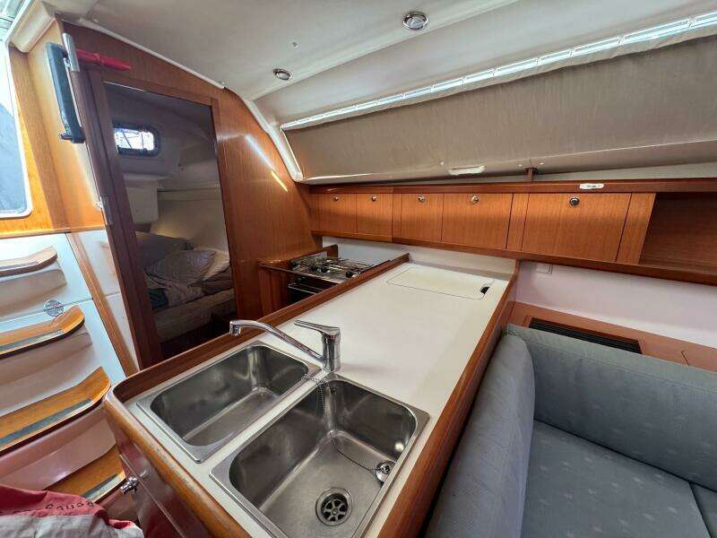 Mauri Jo 33ft Beneteau Yacht For Sale