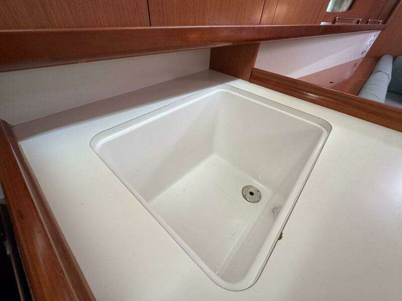 Mauri Jo 33ft Beneteau Yacht For Sale