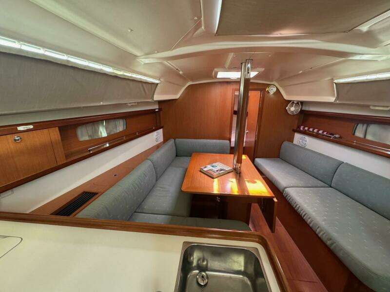 Mauri Jo 33ft Beneteau Yacht For Sale