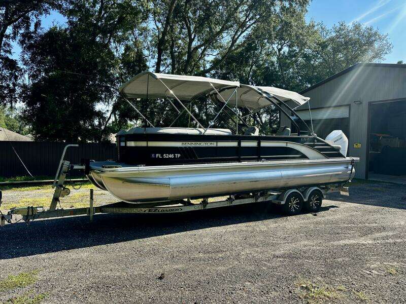 26ft Bennington Yacht For Sale