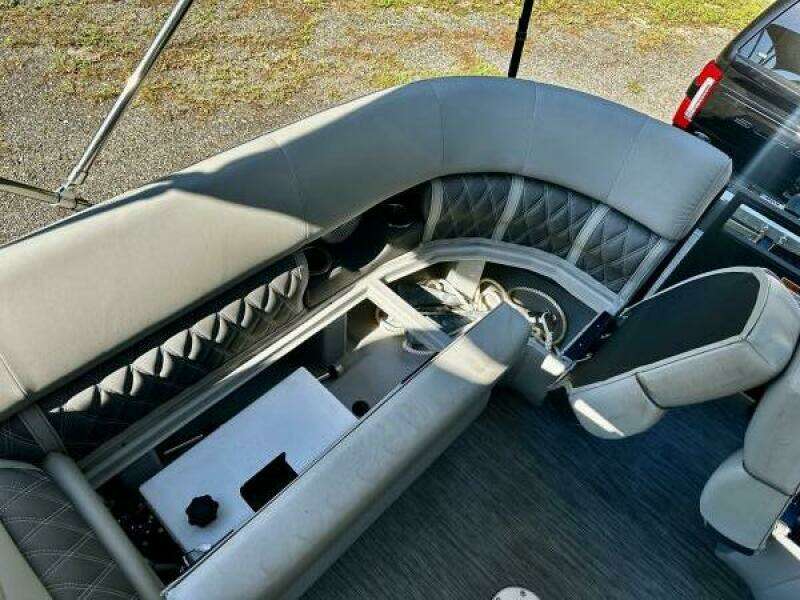 26ft Bennington Yacht For Sale