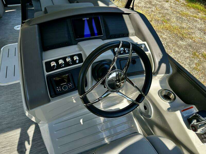 26ft Bennington Yacht For Sale