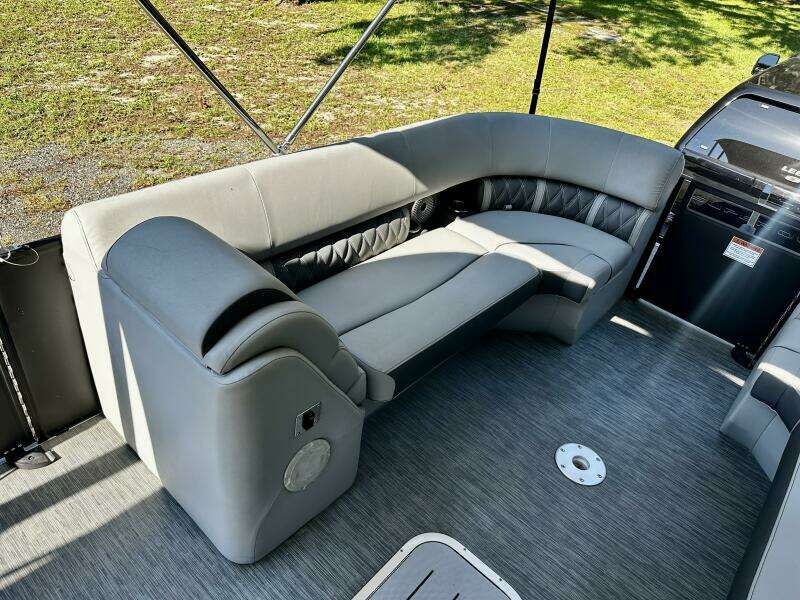 26ft Bennington Yacht For Sale