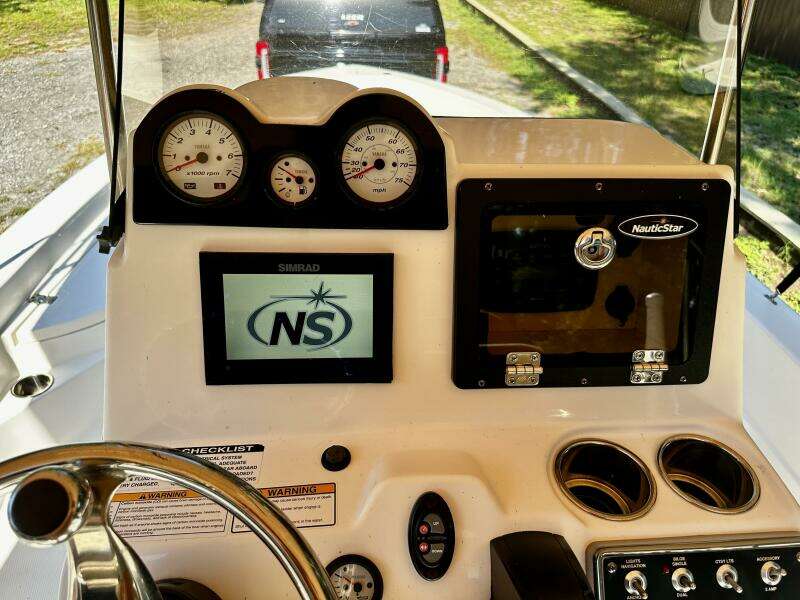 22ft NauticStar Yacht For Sale