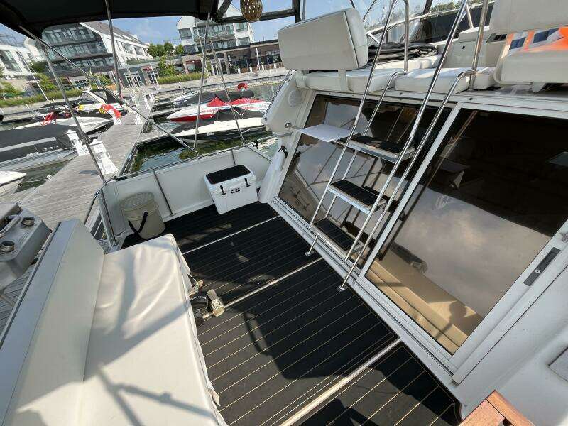 32ft Carver Yacht For Sale