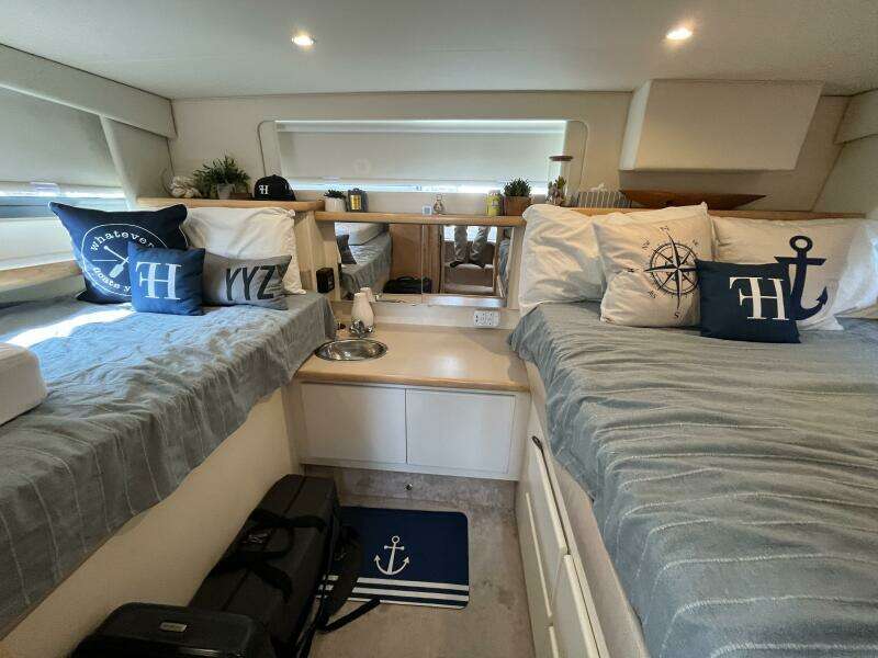32ft Carver Yacht For Sale