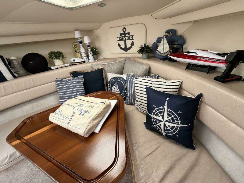 32ft Carver Yacht For Sale