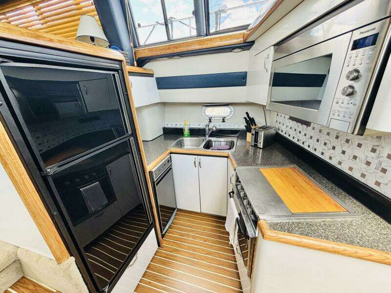 FINAL DIAMOND III 43ft Bayliner Yacht For Sale