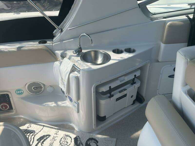 27ft Four Winns Yacht For Sale