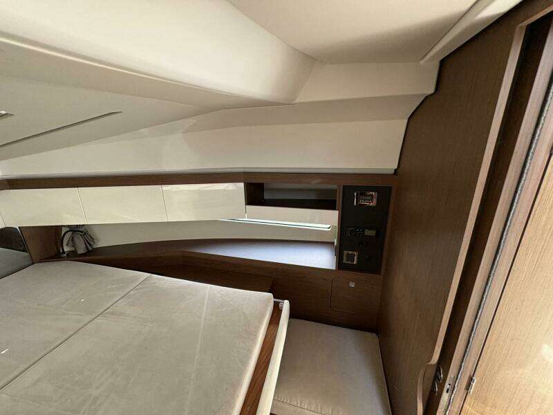 33ft Jeanneau Yacht For Sale