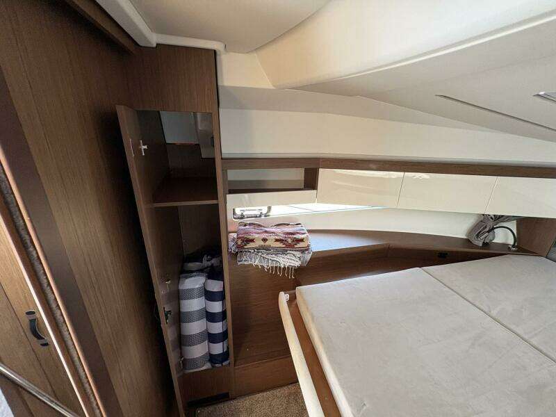 33ft Jeanneau Yacht For Sale