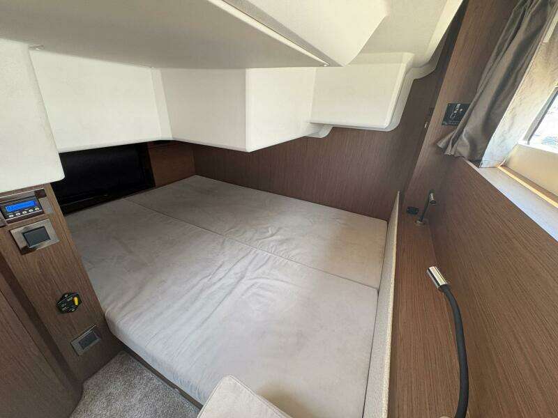 33ft Jeanneau Yacht For Sale