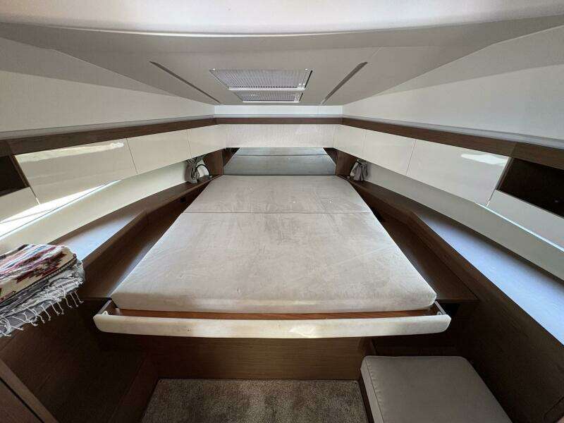 33ft Jeanneau Yacht For Sale