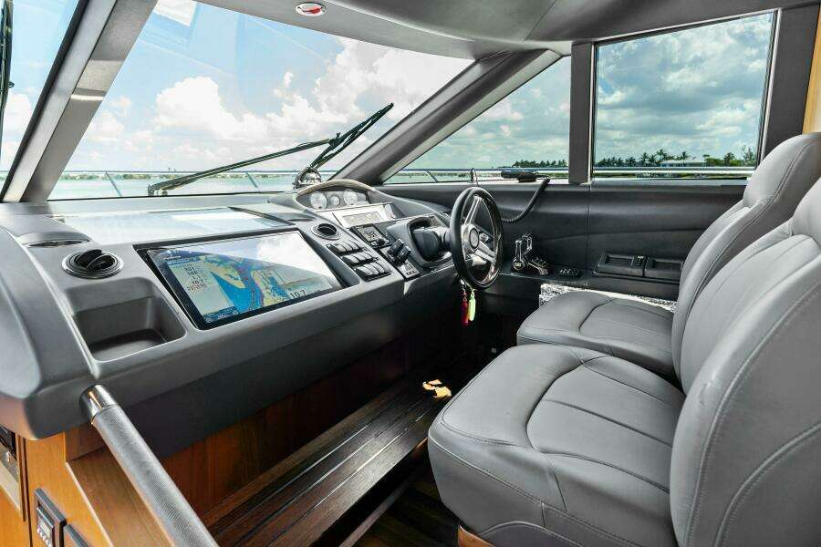 2015 Princess F60 - Helm