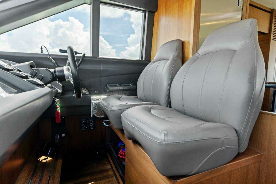 2015 Princess F60 - Helm