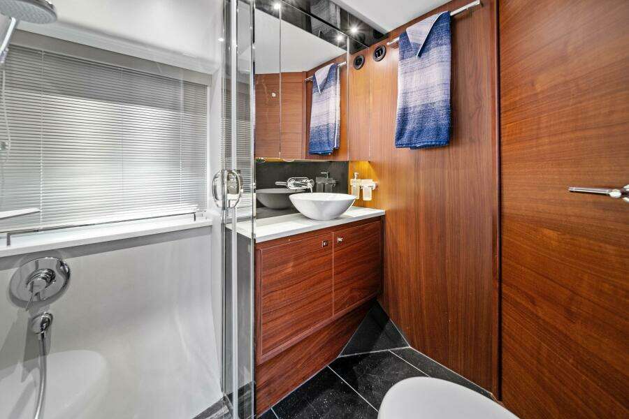 2015 Princess F60 - Forward Guest Stateroom Head