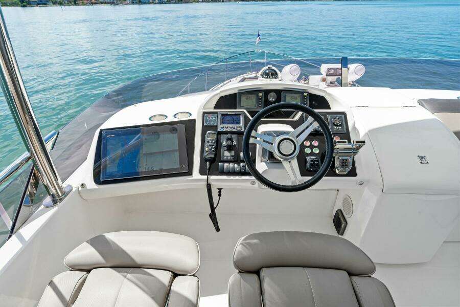 2015 Princess F60 - Flybridge Helm